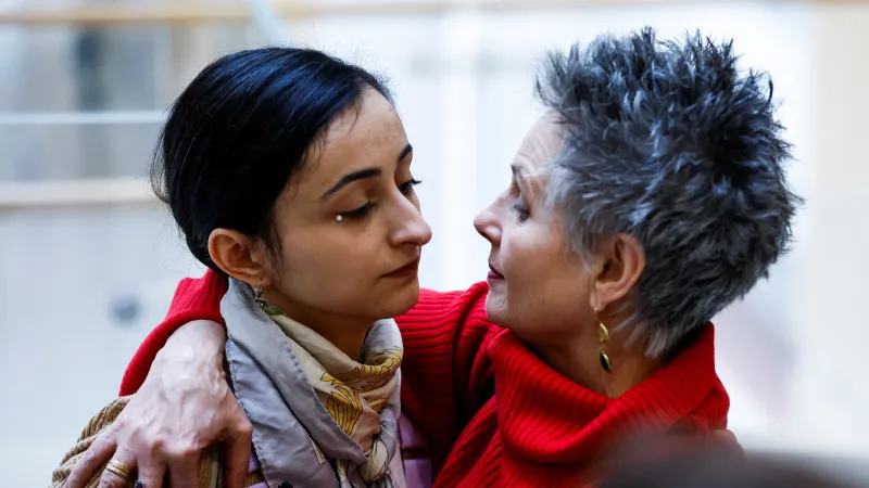 Charlotte Arnouldová a Anouk Grinbergová při soudu s Gérardem Depardieu, kterého se účastnily v publiku