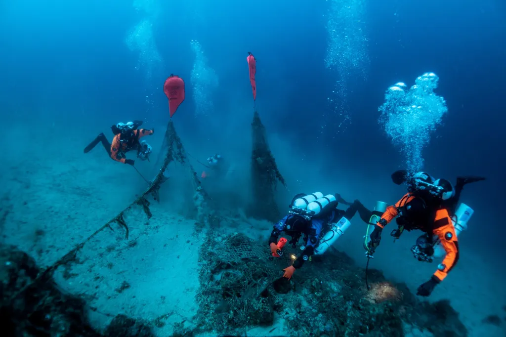 Ekologická skupina potápěčů zvaná Ghost Diving pracuje převážně u pobřeží řeckých ostrovů, kde pomáhá se zachováním a obnovou životního prostředí. Na snímku potápěči vyprošťují vrak lodi z druhé světové války u pobřeží ostrova Kefalonie v Jónském moři
