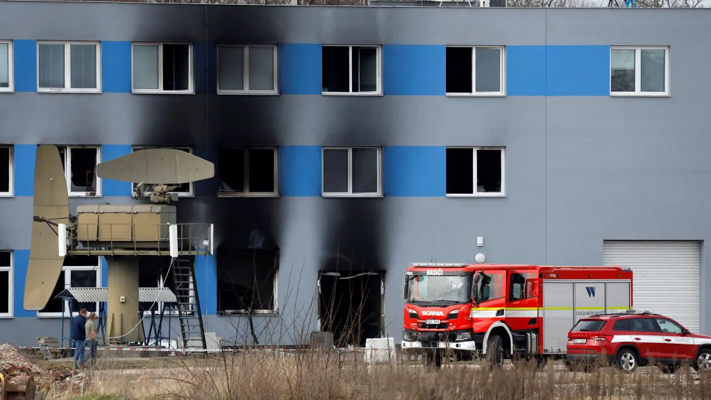 Následky požáru zbrojovky v Pardubicích (snímek z 20. března 2026)