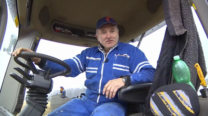 Traktorista ZD Předhradí Josef Ficek vzpomíná, že bývalý předseda na schůzi sliboval vrácení pozemků