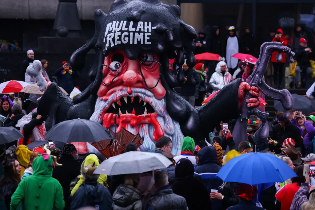 Karnevalový vůz zobrazující íránského duchovního vůdce Alího Chámeneího