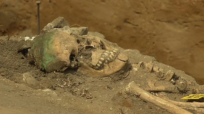 Archeologové našli na náměstí v Lysé nad Labem rozsáhlý středověký hřbitov.