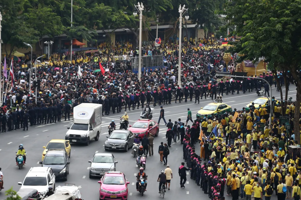Thajci jsou znovu v ulicích. Protivládních demonstrací se účastní stále větší počet lidí