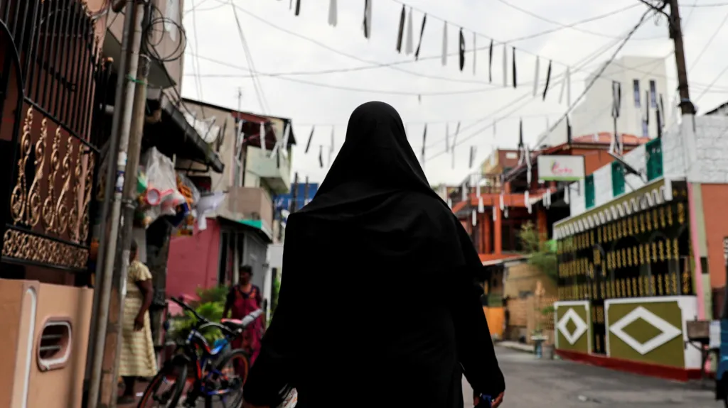 Zahalená muslimská žena prochází ulicí srílanského Kolomba