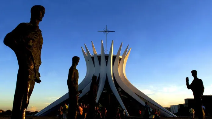 Dílo Oscara Niemeyera: římskokatolická katedrála v Brasílii