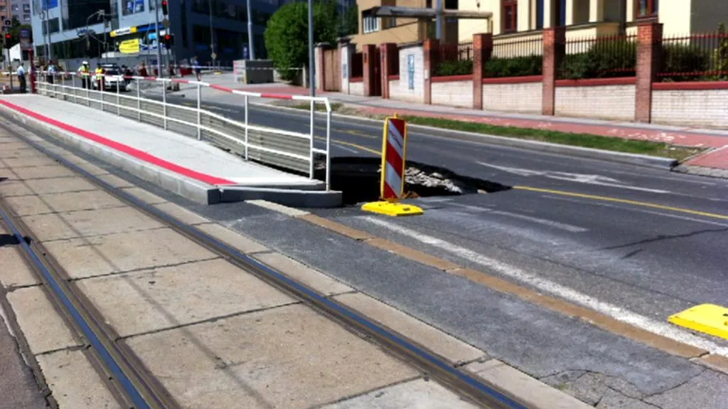 Na křižovatce Evropské a Horoměřické se propadla silnice