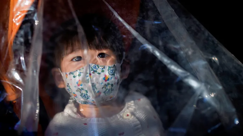 Dítě s rouškou v Šanghaji