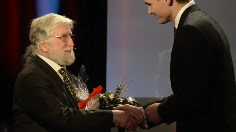 Daniel Stach převzal cenu od Ivana Havla