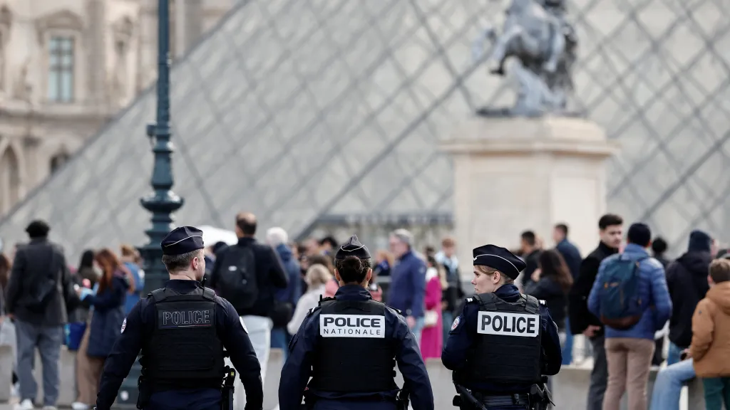 Policie před pařížským muzeum Louvre