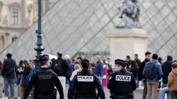 Policie před pařížským muzeum Louvre