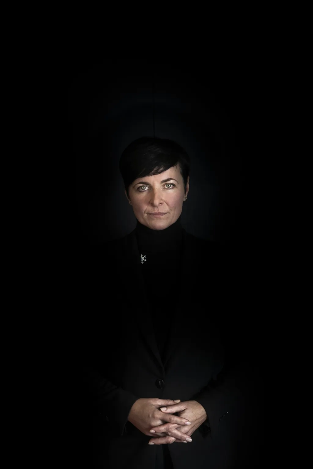 3. místo v kategorii „Portrét“ vybojoval Michael Tomeš za fotografii „Žena v černé“, na kterém je vyobrazena vrchní státní zástupkyně Lenka Bradáčová.