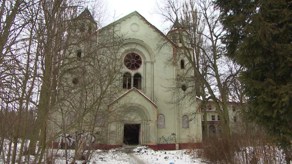 Zchátralý a zdemolovaný klášter v Chebu