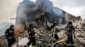 Poškozená civilní infrastruktura a zničené domy v Kyjevské oblasti po ruském nočním útoku z 25. 5. 2025