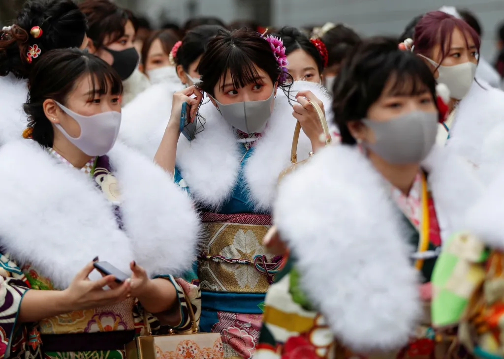 Mladí Japonci během státního svátku Dne dospělosti oslavují v ulicích města Jokohama