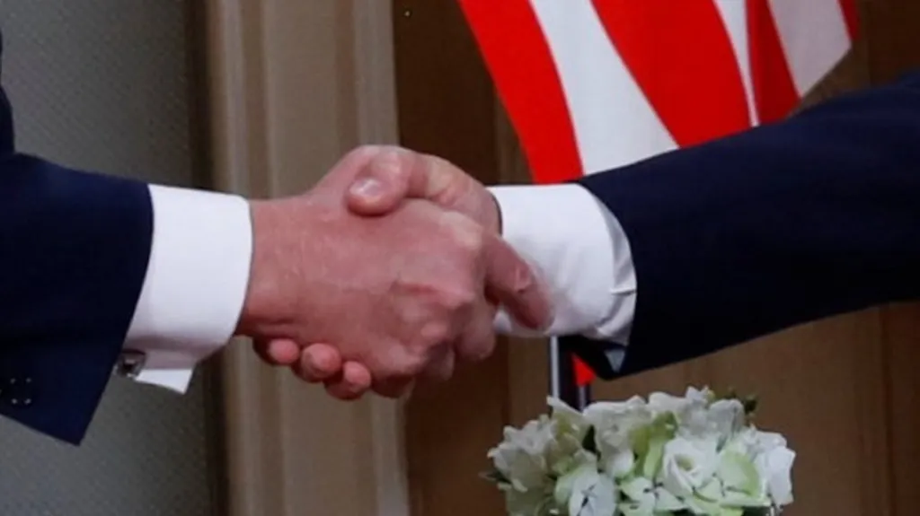 Úvodní stisk rukou prezidentů Trumpa a Putina před jednáním v Helsinkách