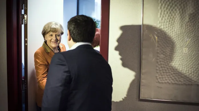 Angela Merkelová se vítá s řeckým premiérem Alexisem Tsiprasem