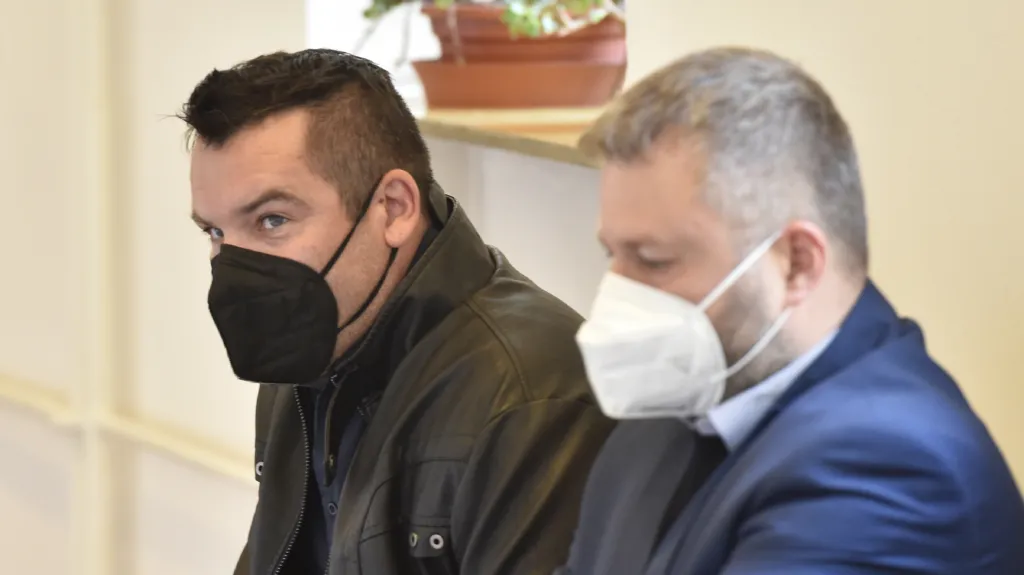Martin Majling (v černém) u soudu (květen 2021)