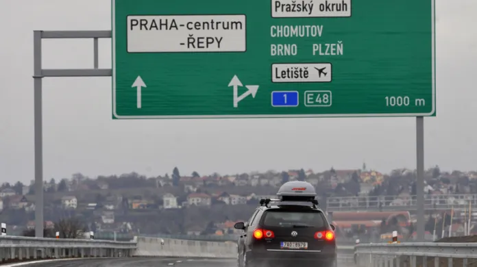Nový, zhruba desetikilometrový úsek rychlostní silnice R6 od pražského okruhu do Pavlova na Kladensku, kde se napojí na stávající úsek rychlostní silnice do Nového Strašecí, byl otevřen 19. prosince.