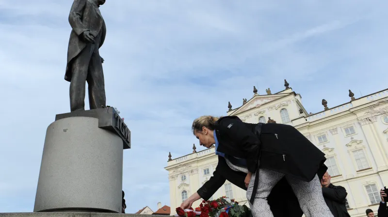 Ministryně školství Kateřina Valachová u sochy T. G. Masaryka
