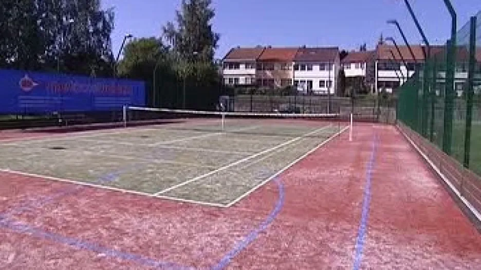 Ve Vratislavicích nad Nisou vzniklo kluziště s umělým ledem jako část nového sportovního areálu.