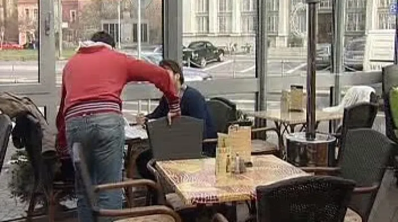 Jako černou stavbu označili úředníci pardubického magistrátu skleněnou konstrukci, která zastřešuje jednu z oblíbených předzahrádek v centru města.