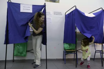 Řekové volí. Průzkumy mírně favorizují Syrizu