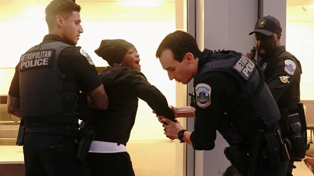 Policejní operace ve Washingtonu v rámci nařízení prezidenta Donalda Trumpa