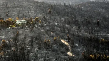 Po ničivých požárech zůstala v postižených řeckých oblastech spálena zem