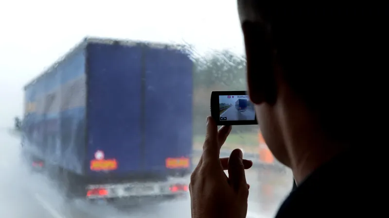 Policie kontroluje řidiče kamionů z autobusu