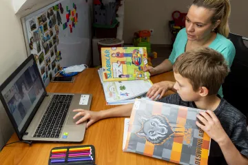 Peníze na nákup techniky přišly do některých škol až po jejich uzavření. Učitelé museli improvizovat