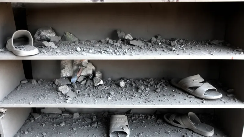 Boty muslimů z mešity Ameen v ostřelované Gaze