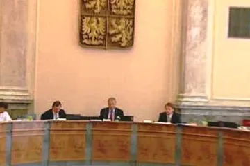 Vláda chce škrtat v příspěvku na péči a sjednotit výběr daní