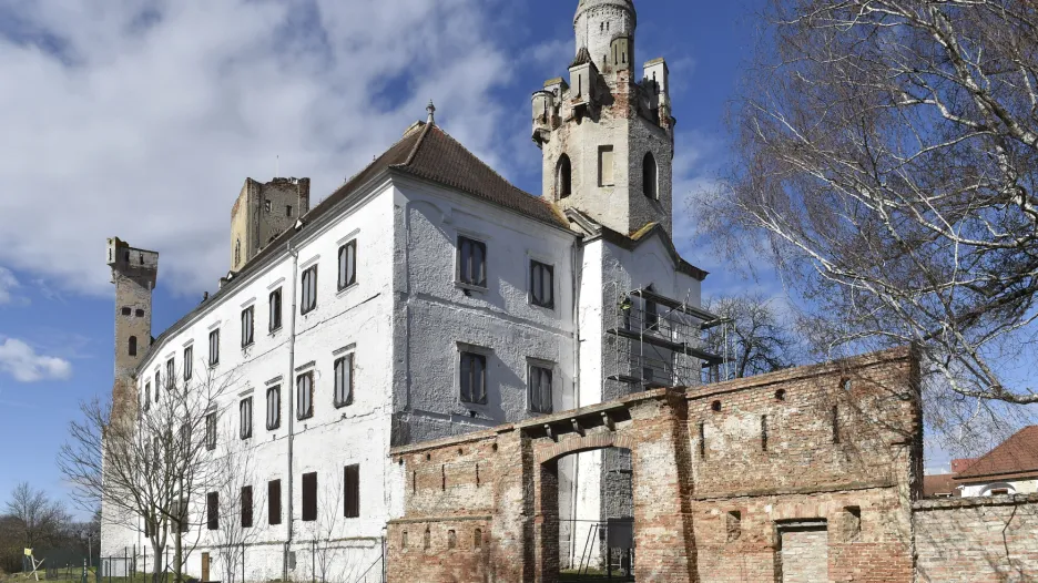 Břeclavská radnice začala s opravou zámku