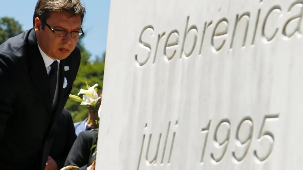 Aleksandar Vučić pokládá květiny k památníku v Srebrenici
