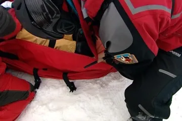 V Jeseníkách narazil lyžař bez přilby do stromu. Na místě zemřel