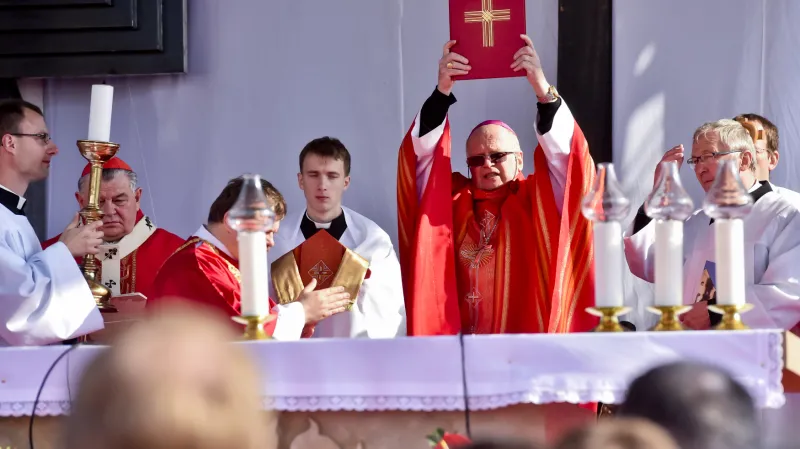Biskup František Václav Lobkowicz slouží mši na Národní svatováclavské pouti