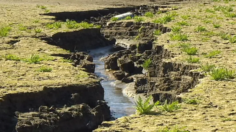 Řada přirozených vodních zdrojů je na svém minimu