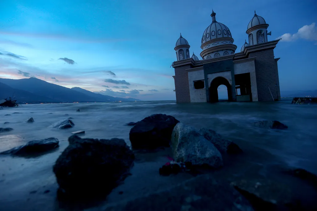 Mešita smetená do moře vlnou tsunami po zemětřesení na pobřeží u města Palu na indonéském ostrově Sulawesi.
