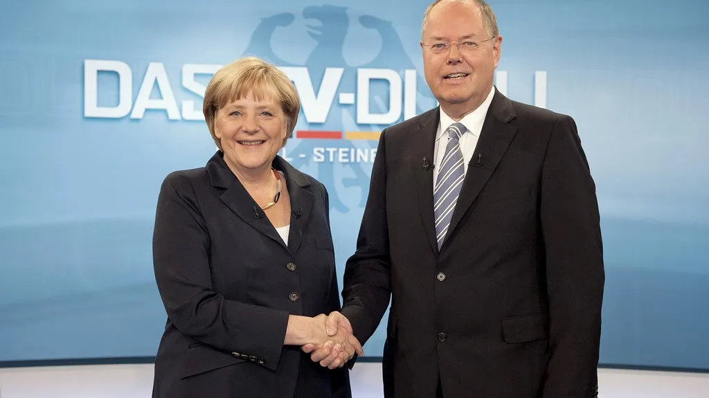 Angela Merkelová a Peer Steinbrück před živým televizním duelem