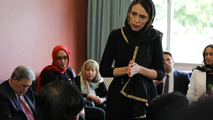Novozélandská premiérka Jacinda Ardernová navštívila po útoku muslimskou komunitu