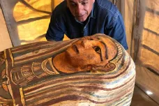 Egyptští archeologové vyzvedli ze země 27 sarkofágů uložených před 2500 lety