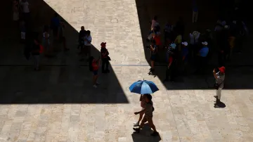 Turisté na Maltě se schovávají pod deštníky