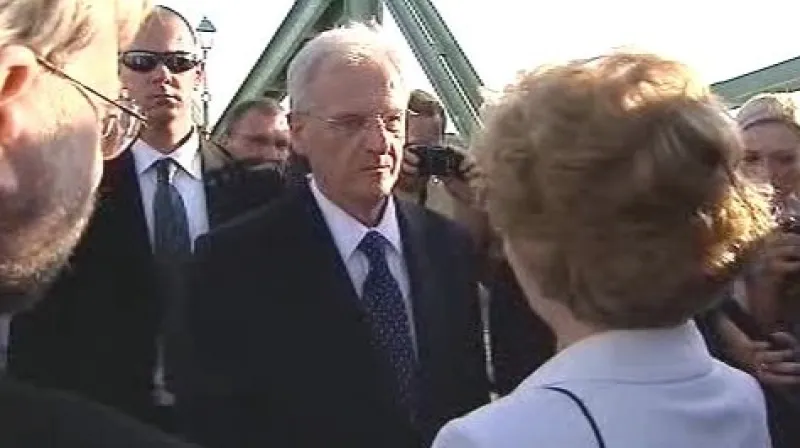 László Sólyom na mostě mezi Komárnem a Komáromem