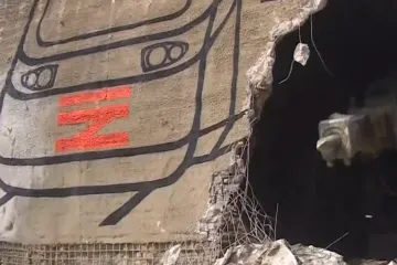 Stavbaři prorazili tunel Mezno pro novou trať na jih Čech. Vlaky zde budou jezdit v roce 2022