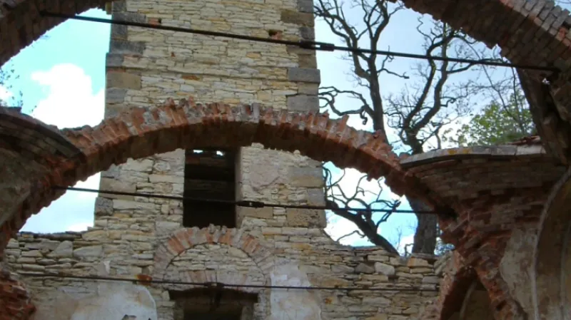 Zřícenina kostelu Prachová