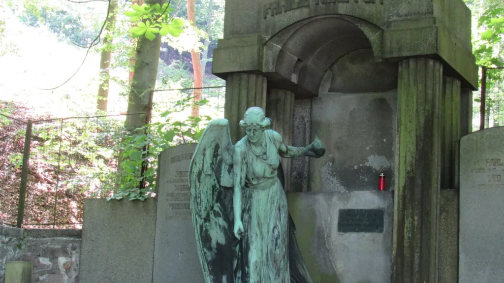 Odcizená socha anděla na hřbitově v Karlových Varech