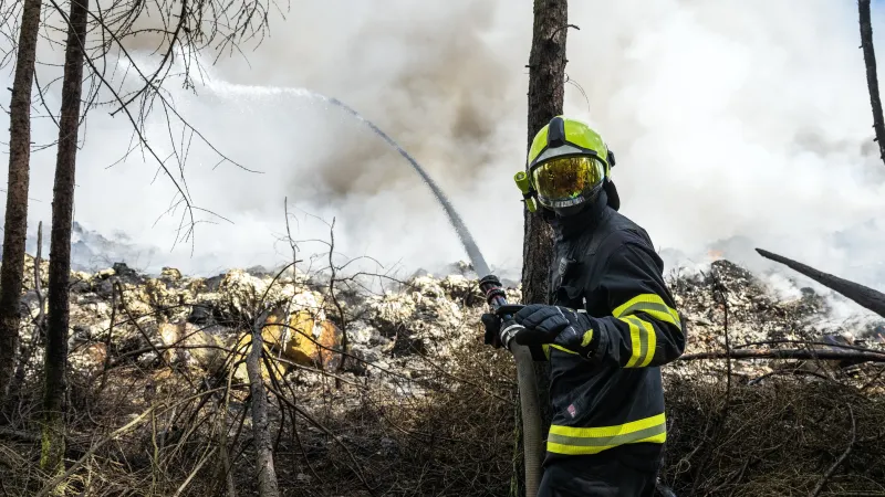 Hasiči zasahují u požáru skládky u obce Rynholec