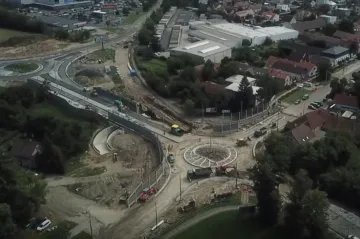 Část obchvatu Pardubic se kvůli nekvalitnímu asfaltu zpozdí