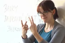 V Česku chybí tlumočníci do znakového jazyka a pomůcky pro sluchově postižené ve školách