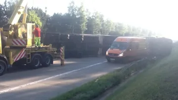 Jeřáb odstraňuje havarovaný kamion